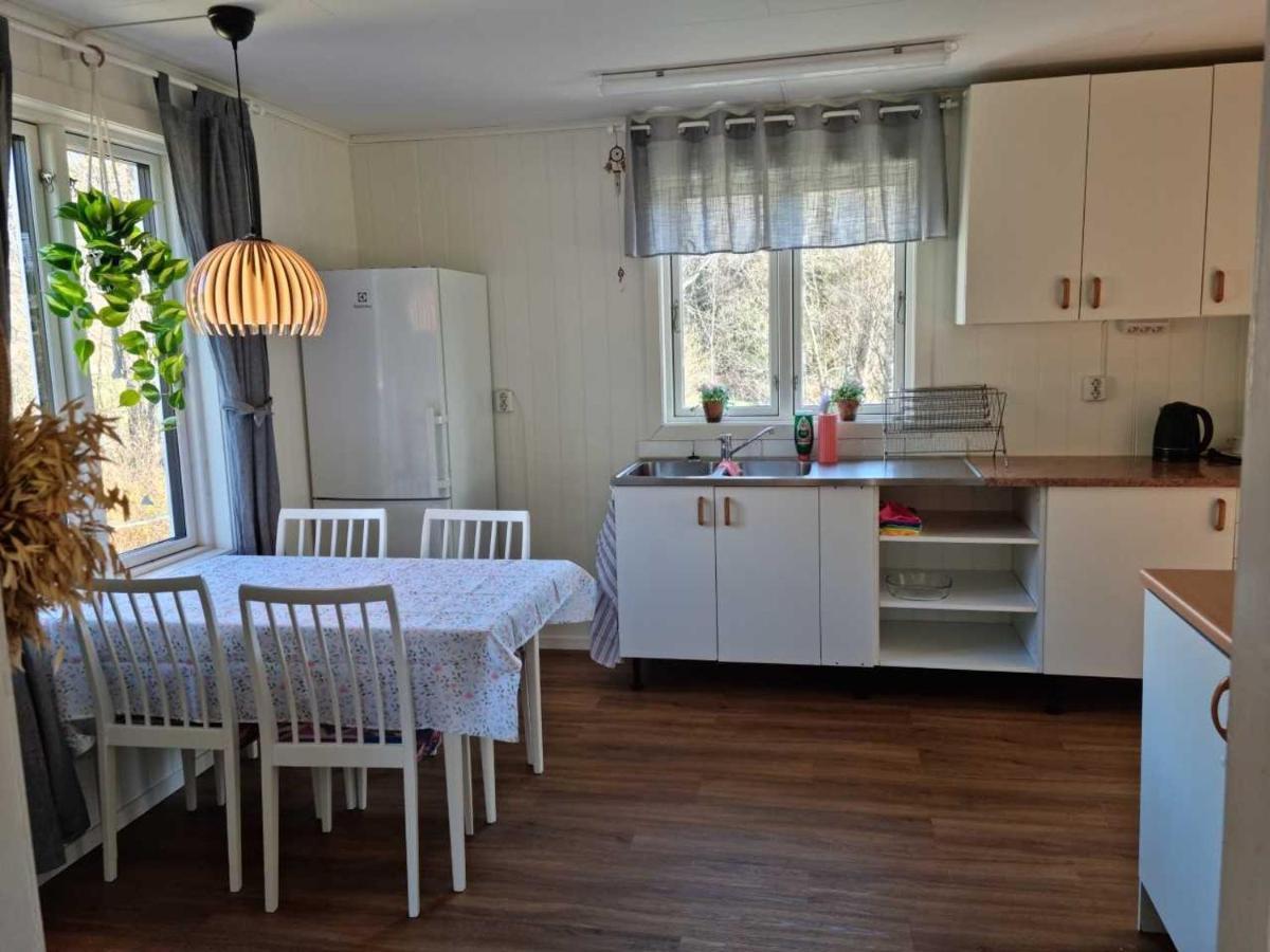 Charmigt Hus Pa Landet Naera Till Bad Stromstad Bagian luar foto